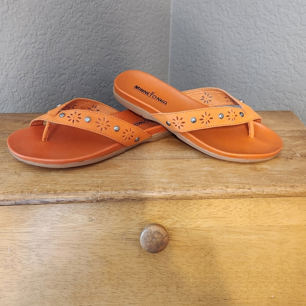 NWT Minnetonka Madelyn Thong Orange Leather Flip-Flop, Size 7 - Picture 2 of 7